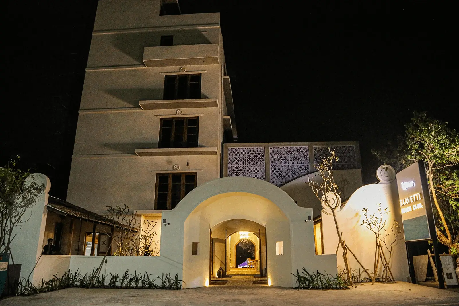 View of Taavetti Beach Club at night from the outside